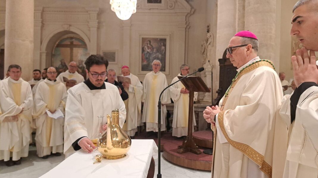 Messa crismale 2025, Mons. Russo: «Il presbitero dà la vita Messa crismale 2025, Mons. Russo: «Il presbitero dà la vita per il gregge»