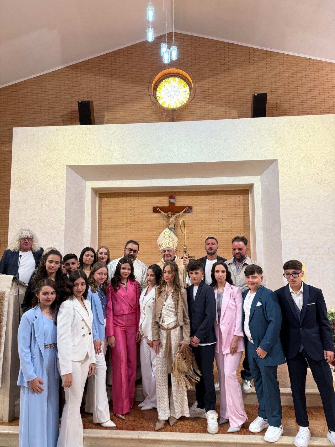 Mons. Vescovo celebra le Cresime a Casalvecchio di Puglia