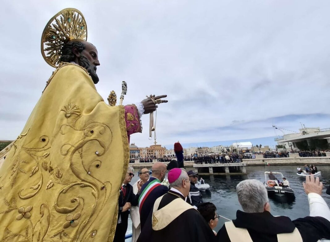 «San Nicola, tu che venisti dal mare come dono di «San Nicola, tu che venisti dal mare come dono di Dio, entra ancora oggi nel cuore di questa città» — Arcidiocesi Bari-Bitonto