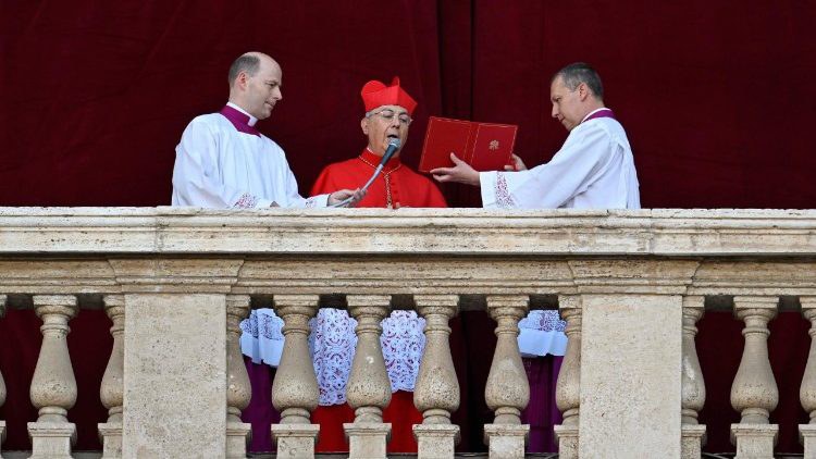 Il cardinale Mamberti annuncia l'elezione di Leone XIV (@Vatican Media) cq5dam.thumbnail.cropped.750.422.jpeg