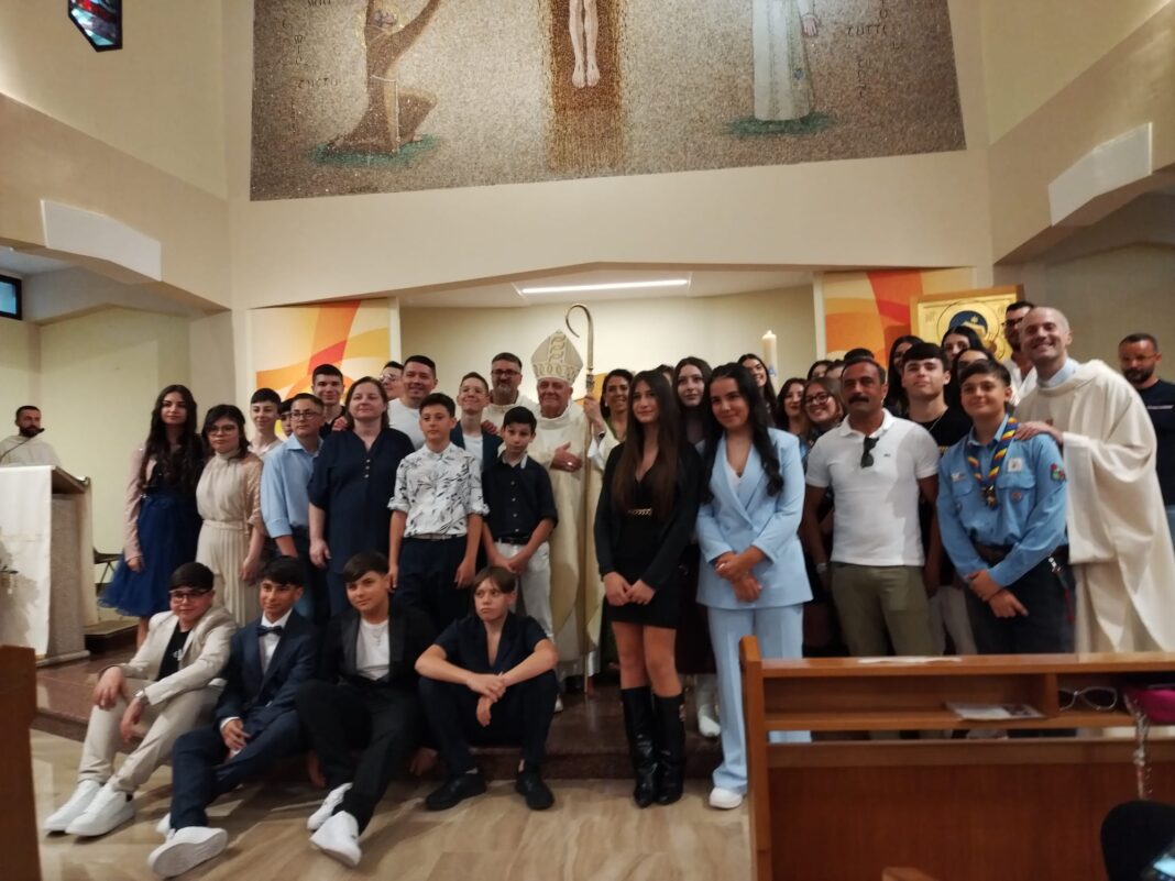 Mons. Vescovo celebra le Cresime nella parrocchia di San Pio Mons. Vescovo celebra le Cresime nella parrocchia di San Pio X a Lucera