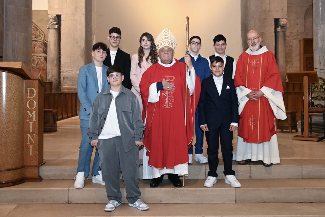 Mons. Vescovo celebra le cresime nella Concattedrale di Troia