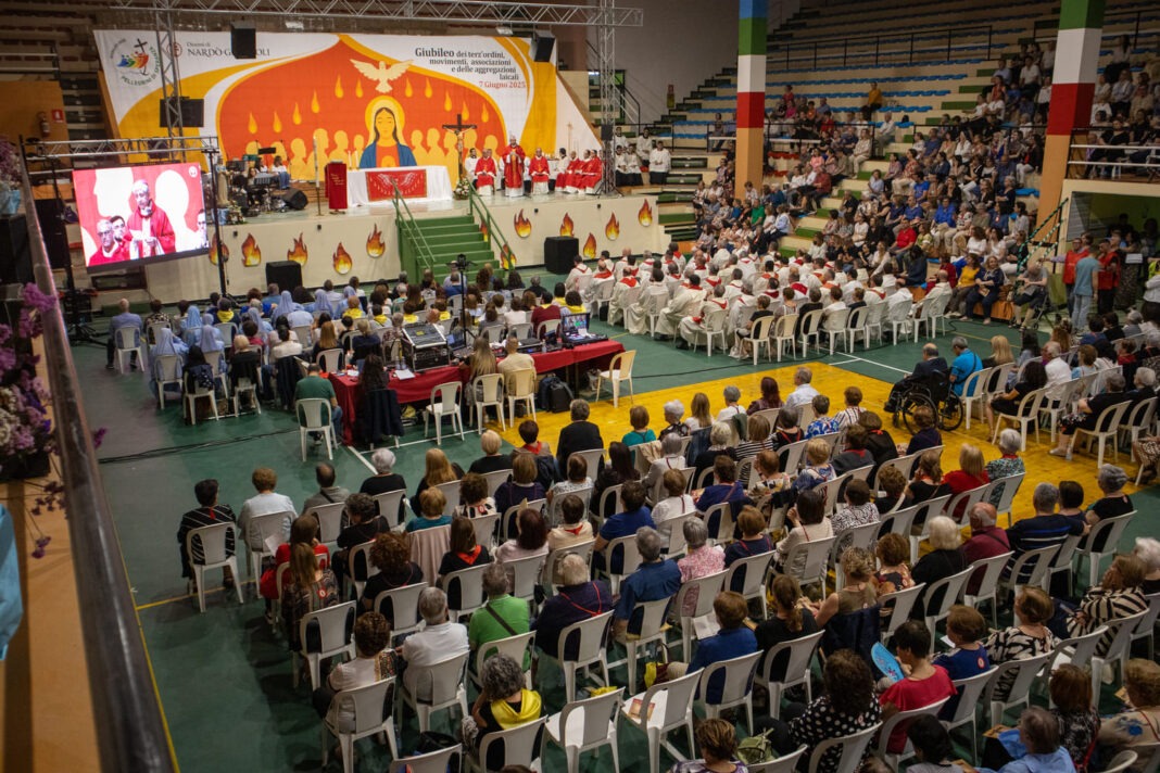 Docilità, comunione e missionarietà. Le aggregazioni laicali vivono il loro Docilità, comunione e missionarietà. Le aggregazioni laicali vivono il loro giubileo nella Veglia di Pentecoste.