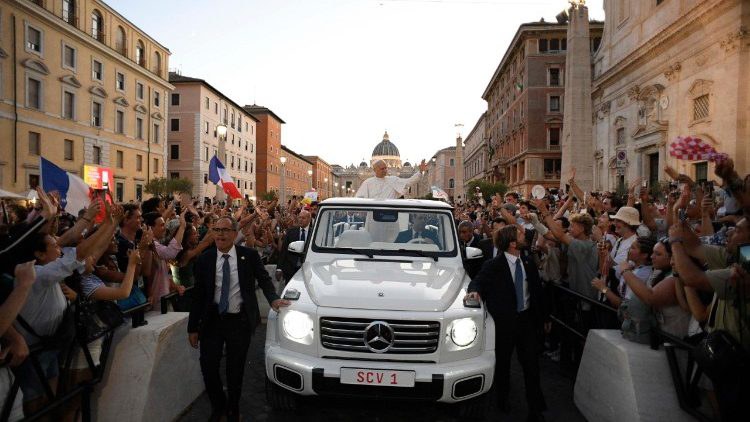 Leone XIV tra i giovani in via della Conciliazione (@Vatican Media) cq5dam.thumbnail.cropped.750.422.jpeg