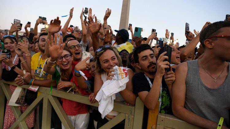 Alcuni giovani festanti (@Vatican Media) cq5dam.thumbnail.cropped.750.422.jpeg