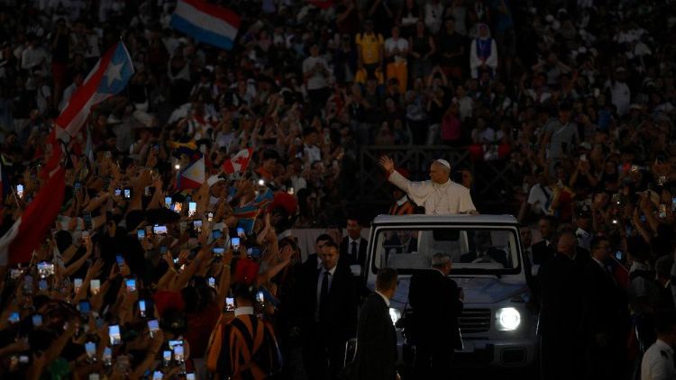 Il Papa mentre saluta i giovani (@Vatican Media) cq5dam.thumbnail.cropped.750.422.jpeg