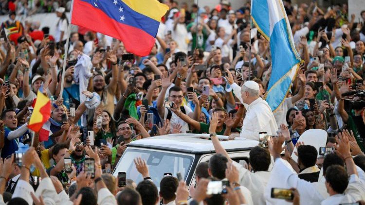 Il Papa tra la folla (@Vatican Media) cq5dam.thumbnail.cropped.750.422.jpeg