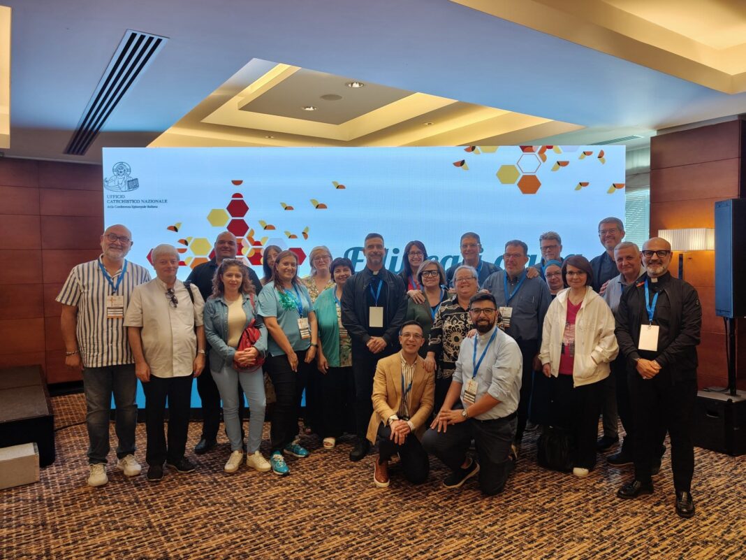 Foto di gruppo per la Puglia al convegno nazionale degli uffici catechistici a R