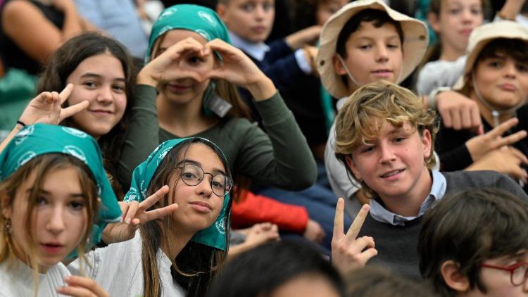 Un gruppo di ragazzi nell'Aula Paolo VI (@Vatican Media) cq5dam.thumbnail.cropped.750.422.jpeg