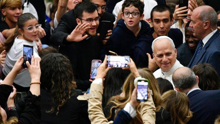 Il Papa tra i giovani nell'Aula Paolo VI (@Vatican Media) cq5dam.thumbnail.cropped.750.422.jpeg