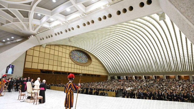L'Aula Paolo VI gremita di giovani (@Vatican Media) cq5dam.thumbnail.cropped.750.422.jpeg