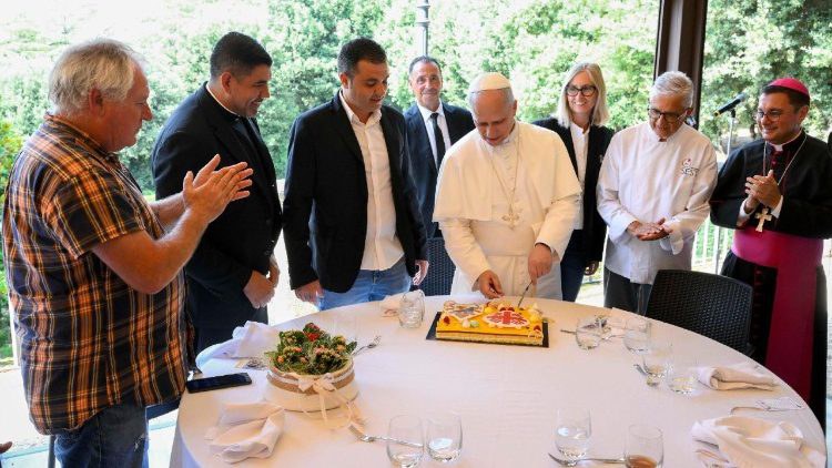 Papa Leone XIV a pranzo con alcuni poveri della Diocesi di Albano (ANSA) cq5dam.thumbnail.cropped.750.422.jpeg