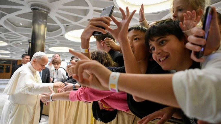 Il Papa nell'atrio dell'Aula Paolo VI (@Vatican Media) cq5dam.thumbnail.cropped.750.422.jpeg