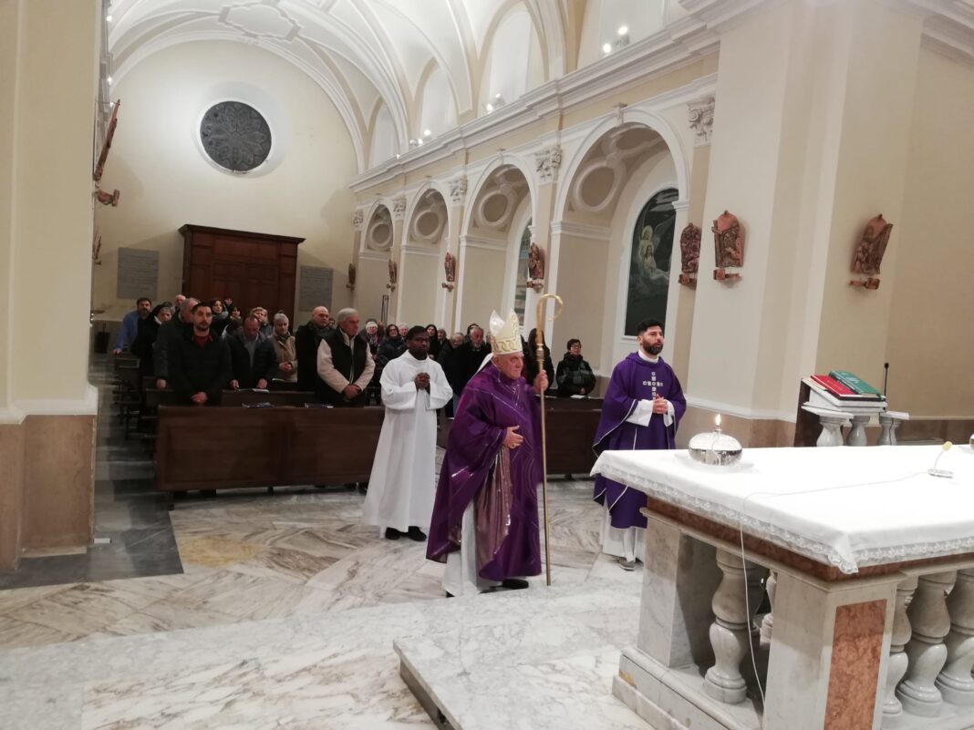 Mons. Vescovo celebra a Orsara di Puglia Mons. Vescovo celebra a Orsara di Puglia