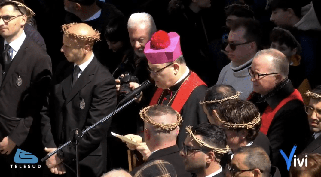 preghiera di Mons. Sabino Iannuzzi al termine della processione di preghiera di Mons. Sabino Iannuzzi al termine della processione di Gesù Morto di Castellaneta – Diocesi di Castellaneta