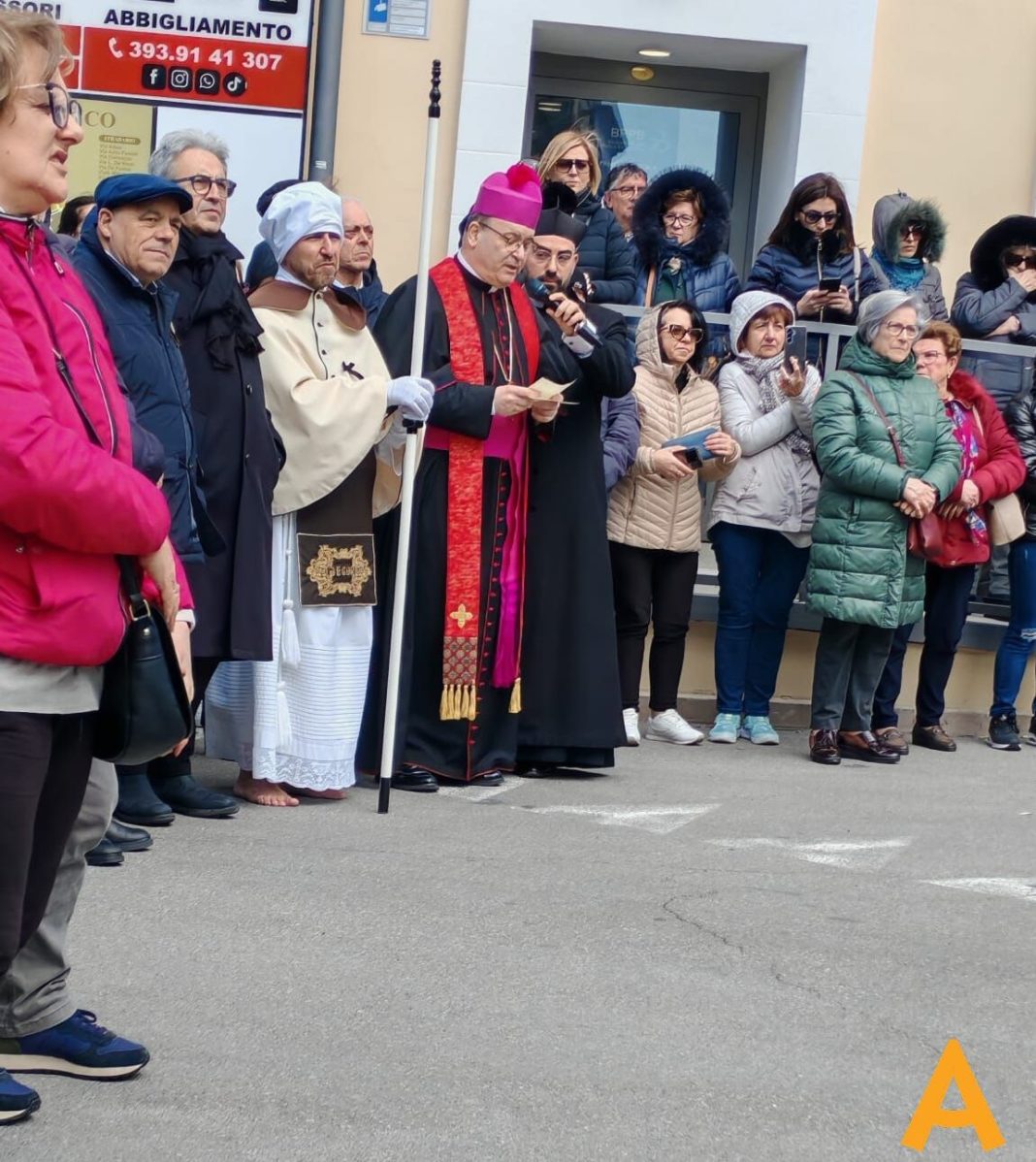 preghiera di Mons. Sabino Iannuzzi durante la processione dei Misteri di Mottola – Diocesi di Castellaneta