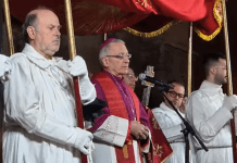 Arcivescovo Processione legno della croce Barletta 3 aprile 2026 Arcivescovo Processione legno della croce Barletta 3 aprile 2026