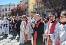 Corato 4 aprile 2026 – Saluto dell’Arcivescovo a conclusione della processione della Pietà Corato 4 aprile 2026 – Saluto dell’Arcivescovo a conclusione della processione della Pietà