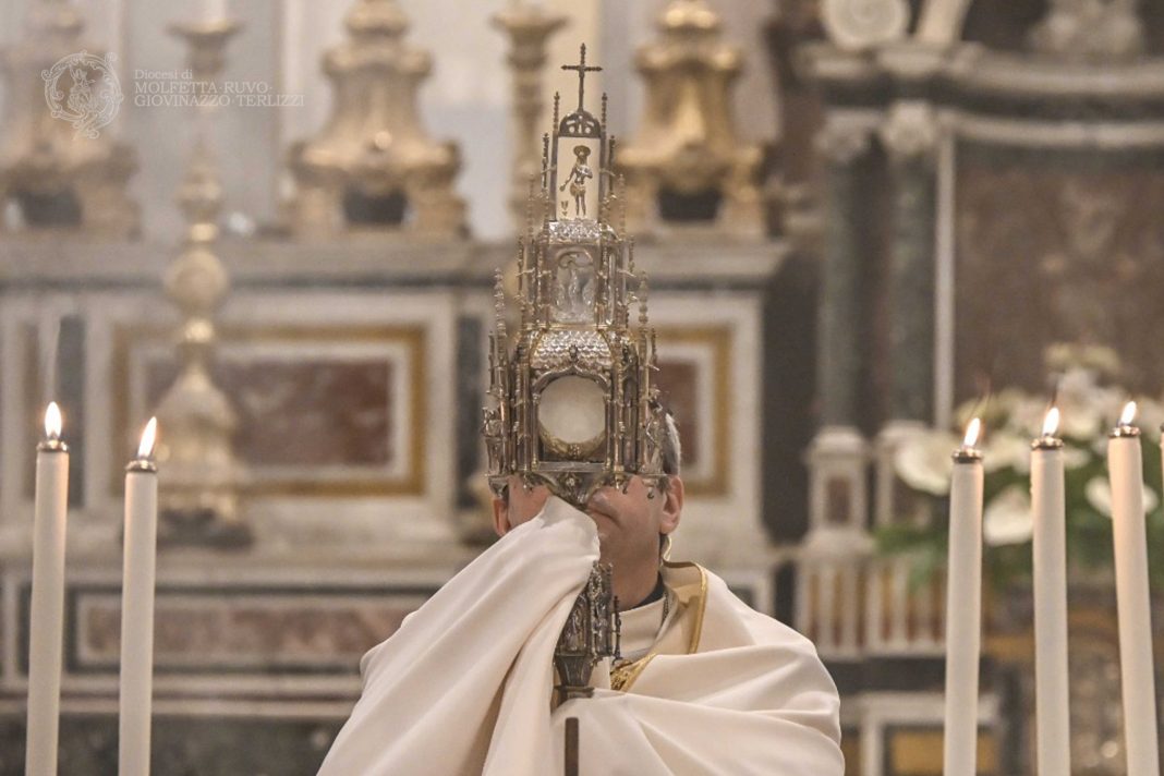 Corpus Domini, mons. Basile: «L’Eucaristia ci renda comunità credibile, capace Corpus Domini, mons. Basile: «L’Eucaristia ci renda comunità credibile, capace di custodire il bene comune»